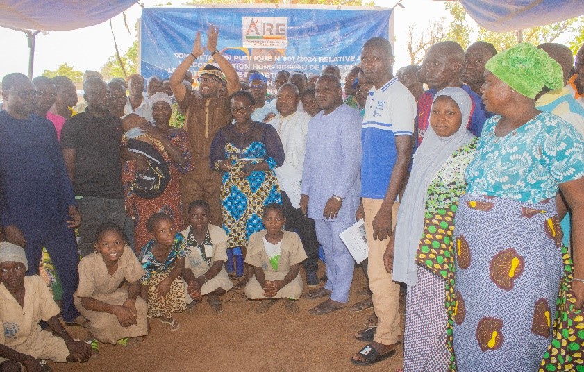 Photo de famille de la délégation de l’ARE et les populations de la localité de Sam (Kandi)